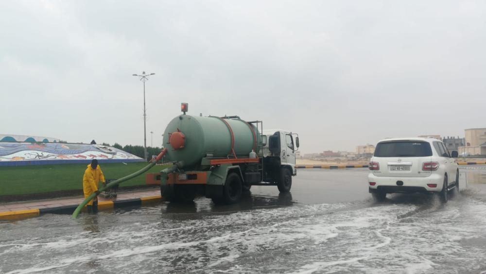 الخفجي.. سحب 17 مليون جالون مياه أمطار