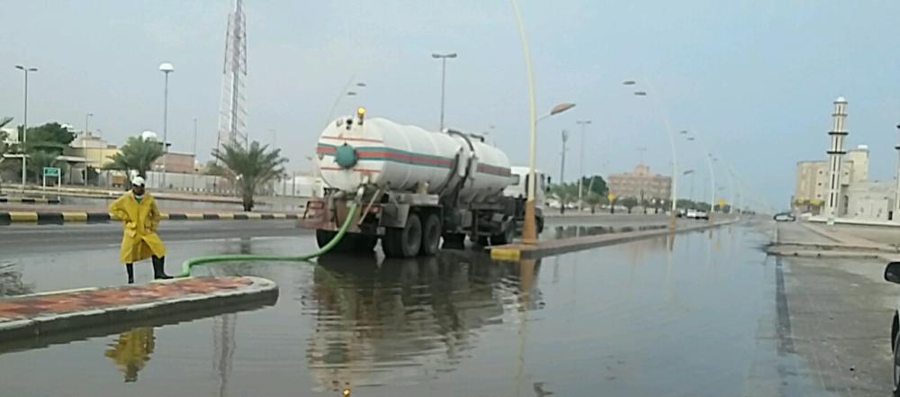 الخفجي.. سحب 17 مليون جالون مياه أمطار