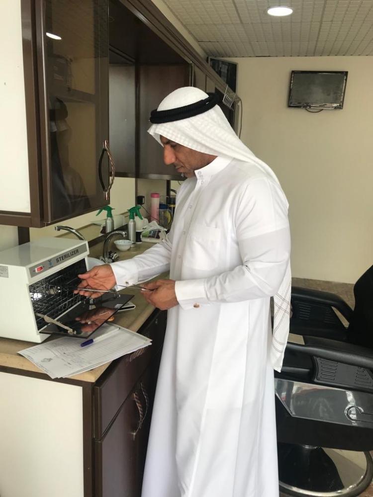 تشديد الرقابة على محلات الحلاقة برأس تنورة