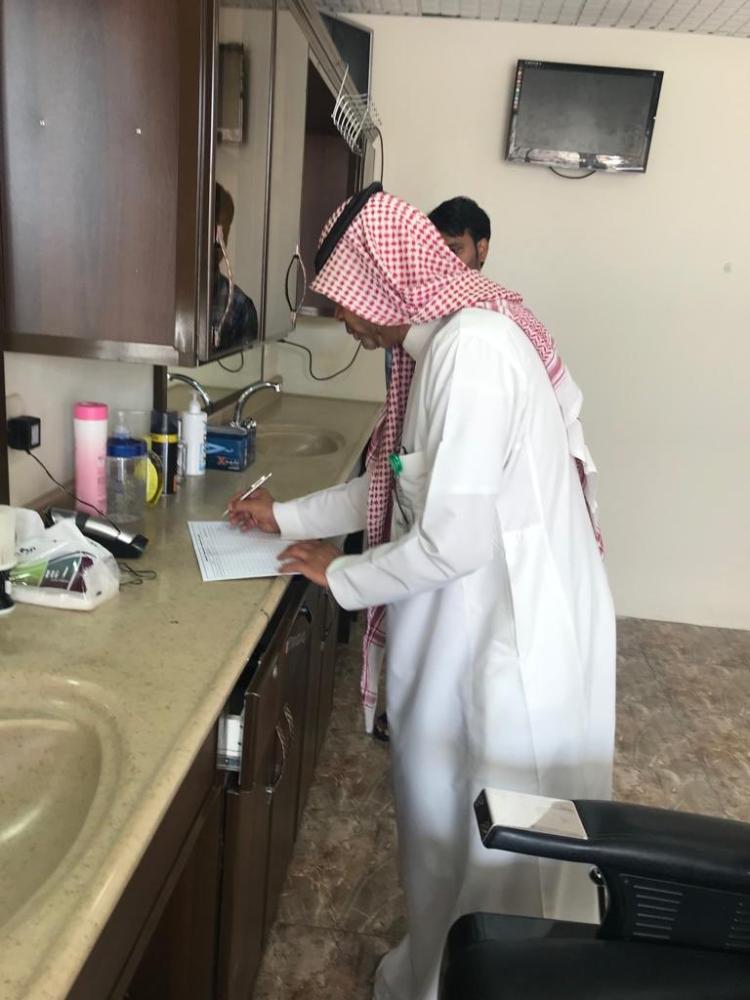 تشديد الرقابة على محلات الحلاقة برأس تنورة