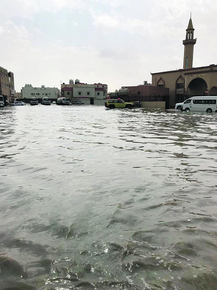 مياه الأمطار تشل حركة النقل بالشرقية