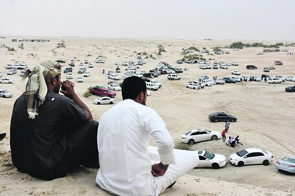 أجواء ماطرة تدفع أهالي الأحساء للتنزه في البر