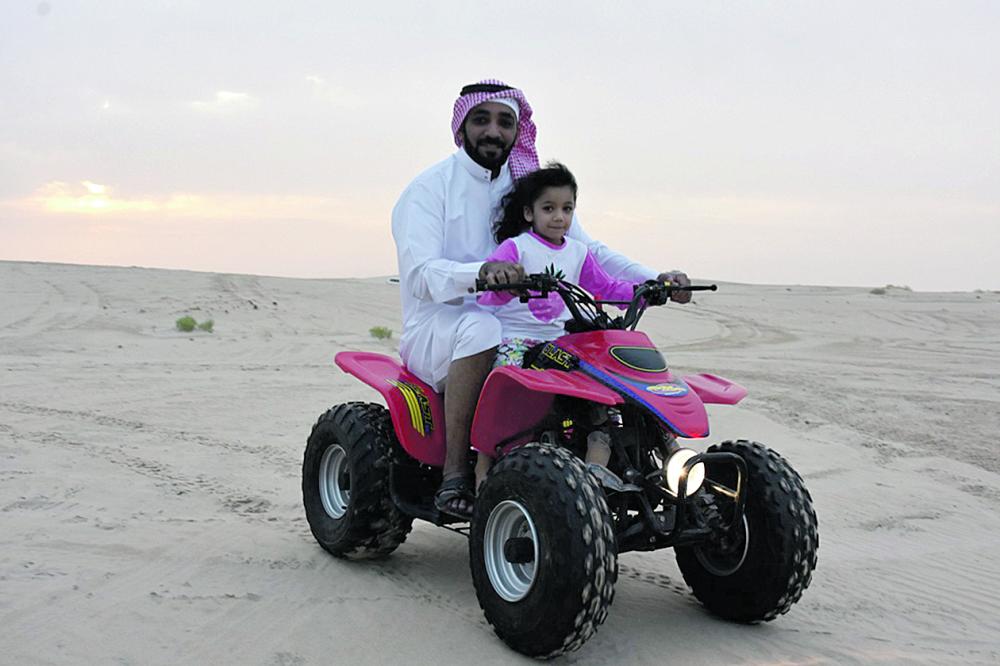 أجواء ماطرة تدفع أهالي الأحساء للتنزه في البر