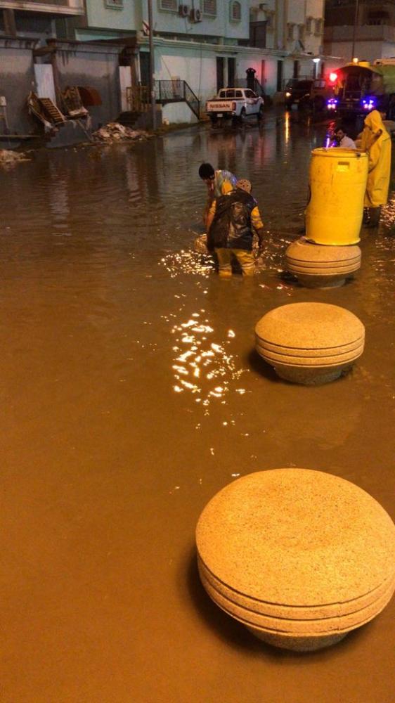 سحب 169 طناً من مياه الأمطار بعسير