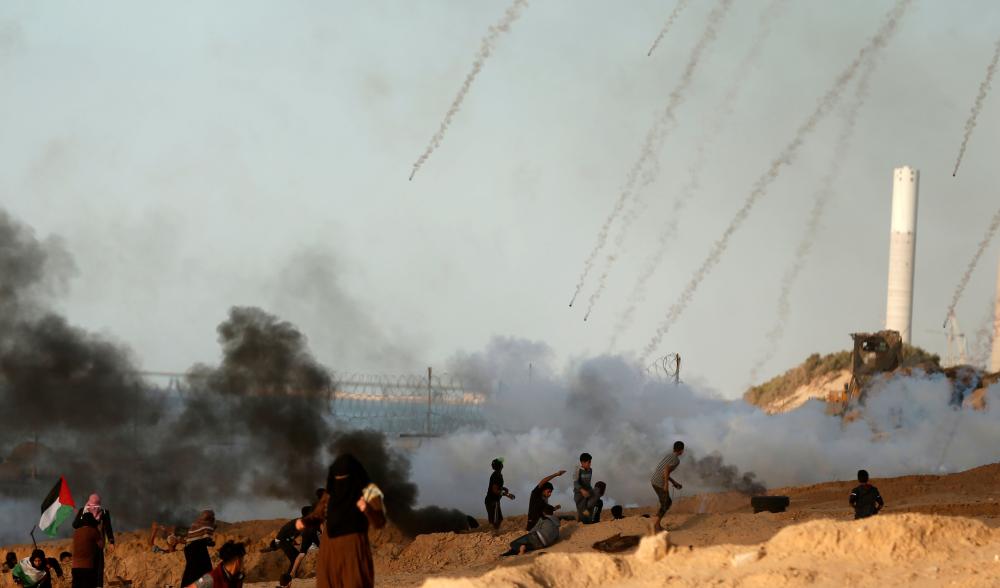 صاروخ اسرائيلي يستهدف فلسطينيين وسط غزة