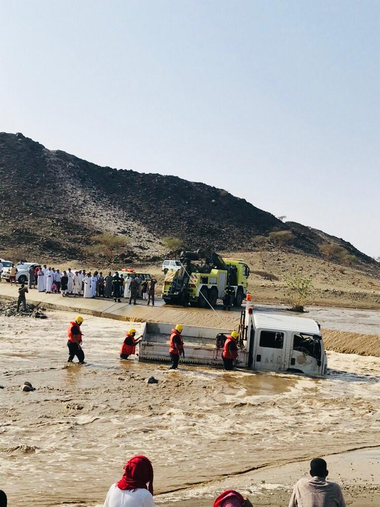 وفاة عامل ونجاة 4 جرف مركبتهم سيل بالليث