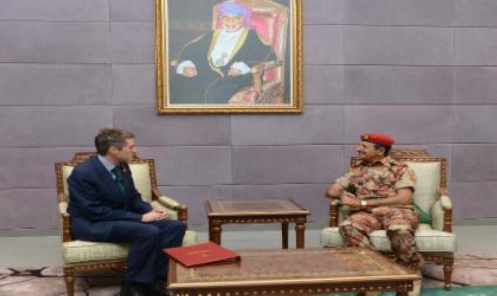 وزير الدفاع البريطاني يصل إلى سلطنة عمان