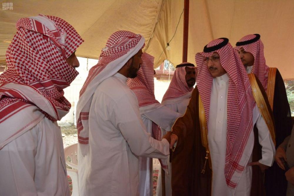 محافظ محايل يواسي ذوي الشهيد الجندي أول 'عسيري'