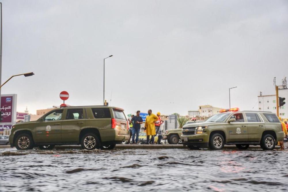 جدة.. 68 بلاغاً عن التماسات كهربائية وسقوط أعمدة