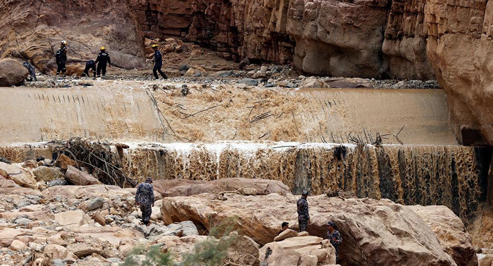 عاهل الأردن يقبل استقالة وزيرين على خلفية سيول البحر الميت