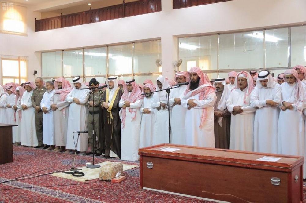 محافظ بارق ينقل تعازي القيادة لذوي الشهيد 