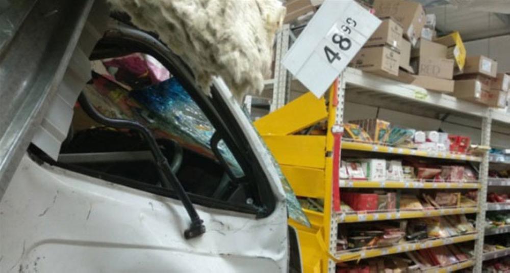 شاحنة تقتحم متجرًا في روسيا