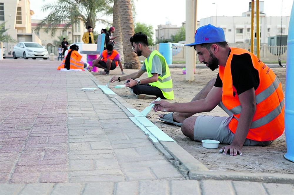 متطوعون شباب يعيدون تأهيل حديقة الناصرة بالقطيف