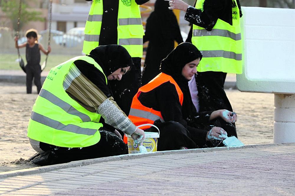 متطوعون شباب يعيدون تأهيل حديقة الناصرة بالقطيف