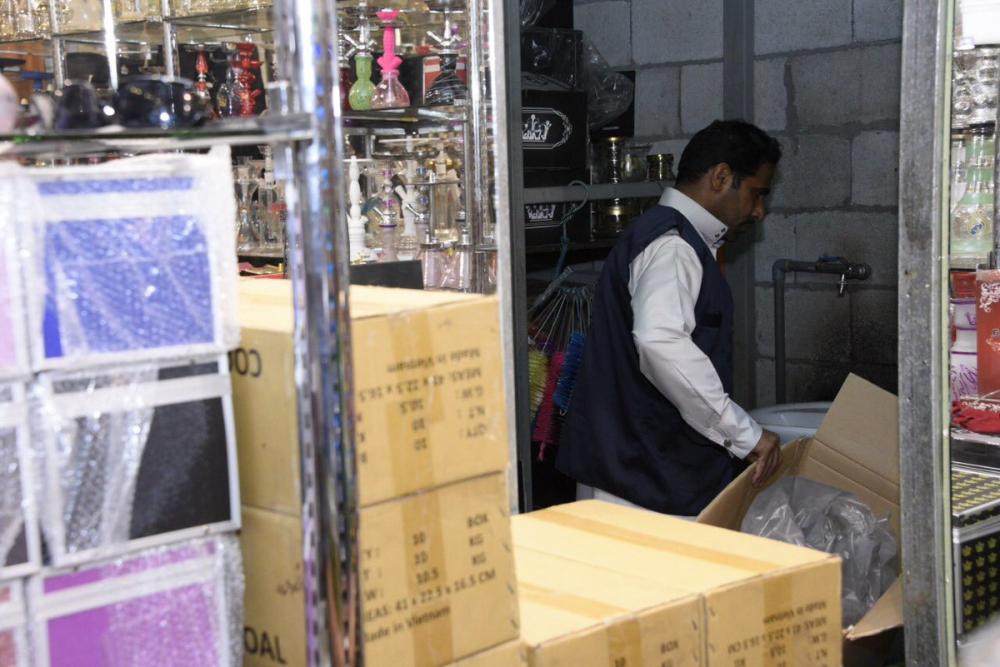 رصد مخالفات لمكافحة التبغ بمحال تجارية بالدمام