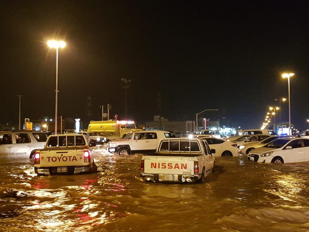 إنقاذ ٨٥ شخصًا احتجزتهم أمطار حفر الباطن