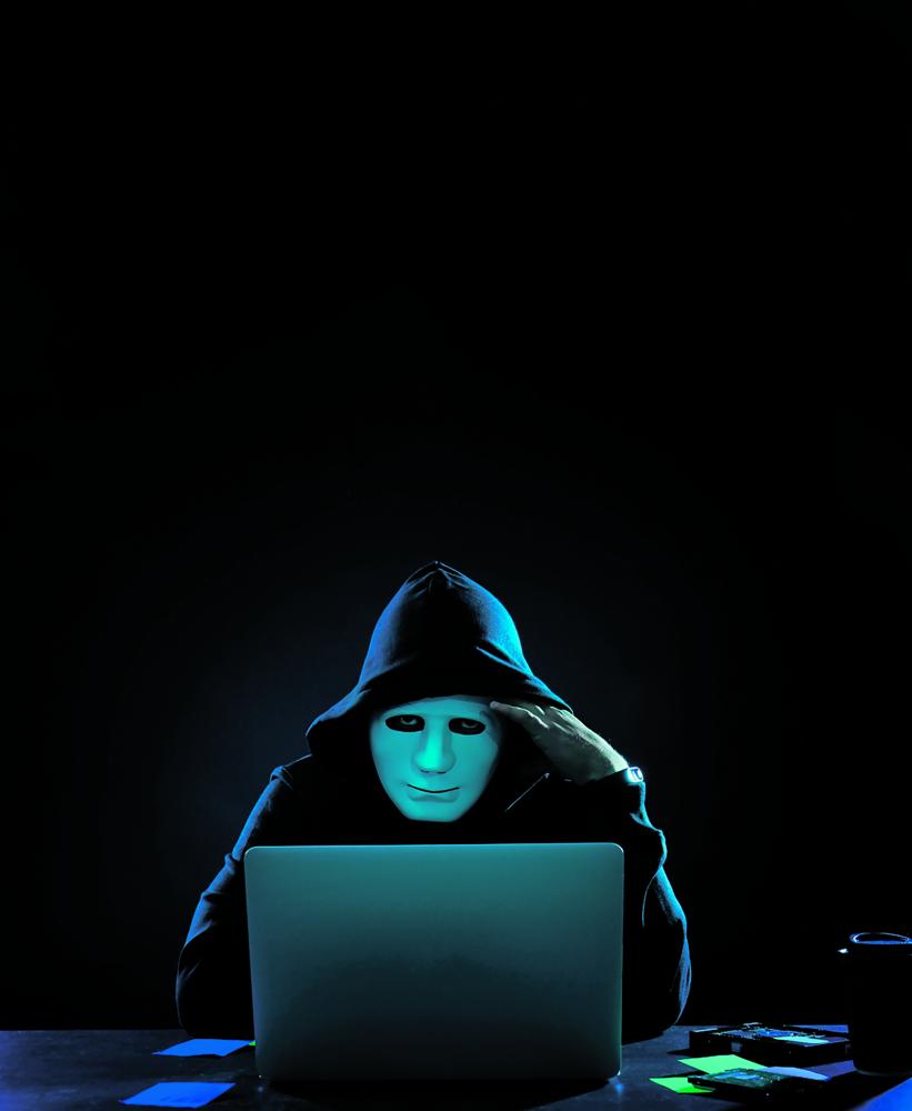 «مواقع التواصل» تحارب المخادعين
