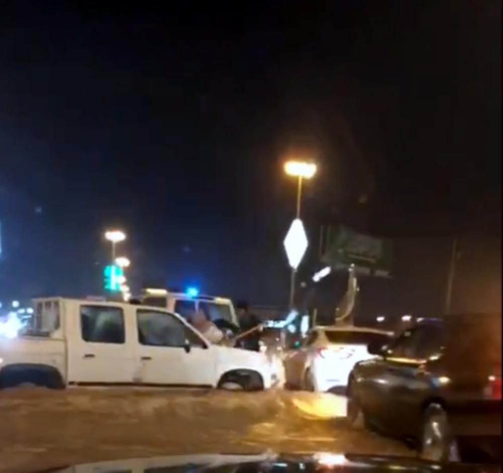 إنقاذ 85 محتجزاً بسبب الأمطار في حفر الباطن