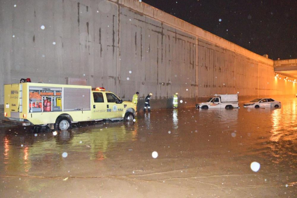 إنقاذ 93 شخصاً من تجمعات للأمطار فى الرياض
