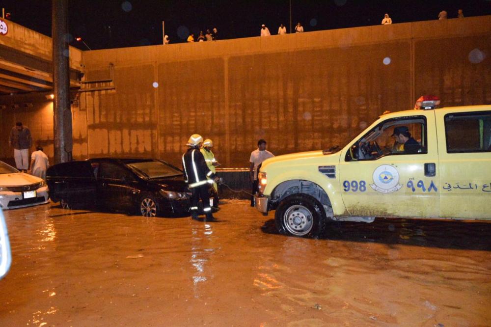 إنقاذ 93 شخصاً من تجمعات للأمطار فى الرياض