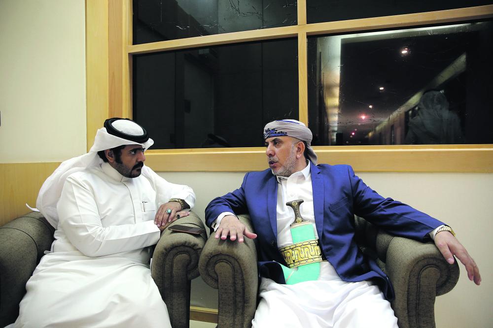 
الشيخ يحيى بن مقيت يجيب عن أسئلة المحرر (تصوير: فارس غيث)