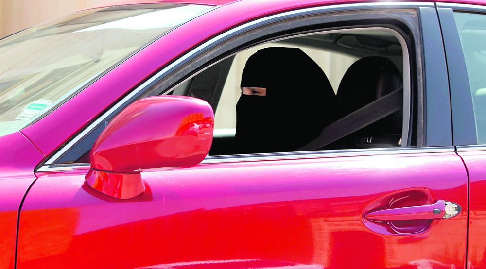 النساء يقدن سيارات الأجرة العائلية بعد 7 أيام