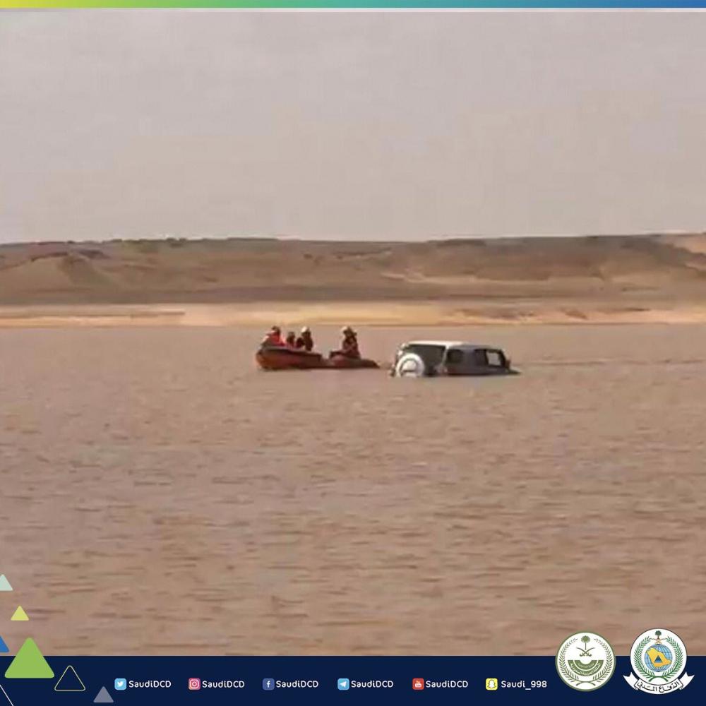 إنقاذ مركب داخلها شخصان فى وادي المهمري 