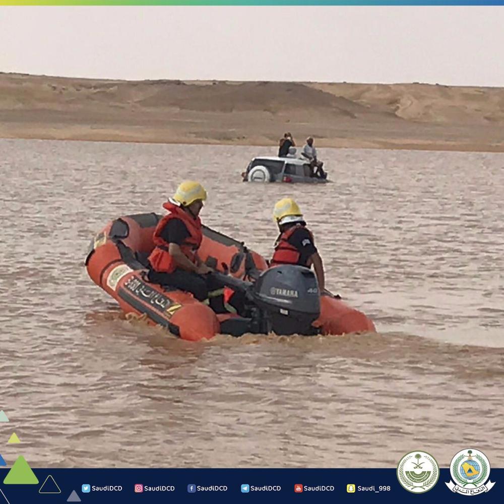 إنقاذ مركب داخلها شخصان فى وادي المهمري 