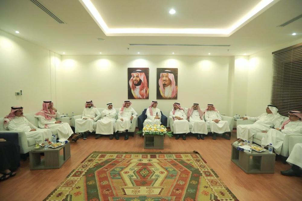 «العواد» يناقش مع الكُتَّاب سُبل التصدي للتحديات