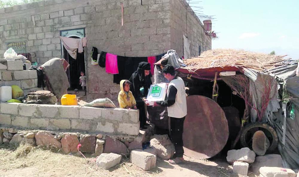 مركز الإغاثة يوزع مساعدات للنازحين باليمن