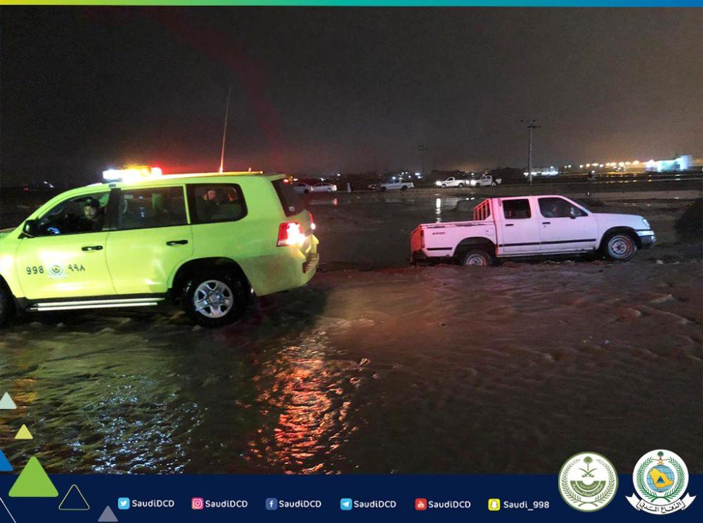 مدني الدوادمي ينقذ 10 محتجزين بسبب الأمطار