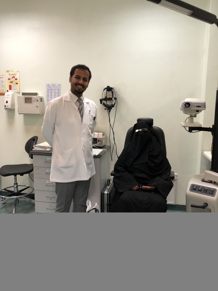 إنجاز طبي لاستشاري عيون استخدم قرنية واحدة لمريضين