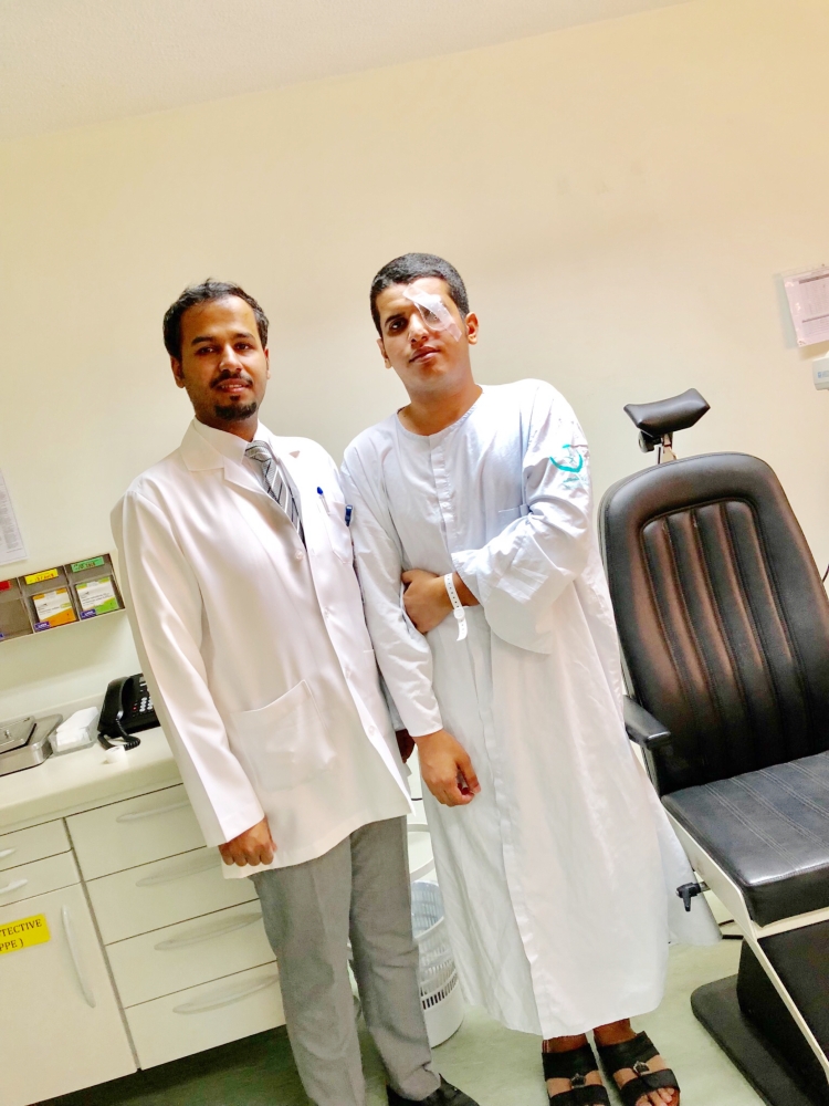 إنجاز طبي لاستشاري عيون استخدم قرنية واحدة لمريضين