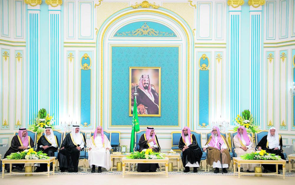 الملك يستقبل الأمراء والمفتي والعلماء وجمعا من المواطنين
