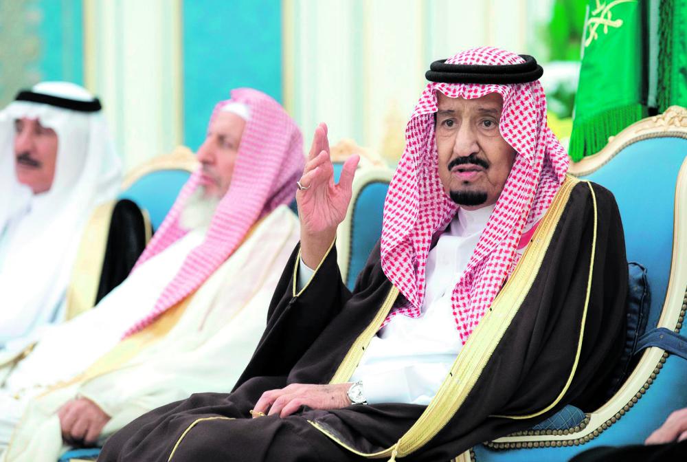 الملك يستقبل الأمراء والمفتي والعلماء وجمعا من المواطنين