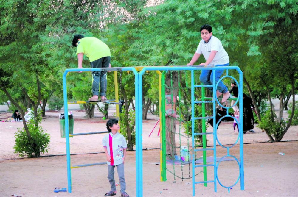 أجواء ربيعية تستقطب العائلات للمسطحات الخضراء