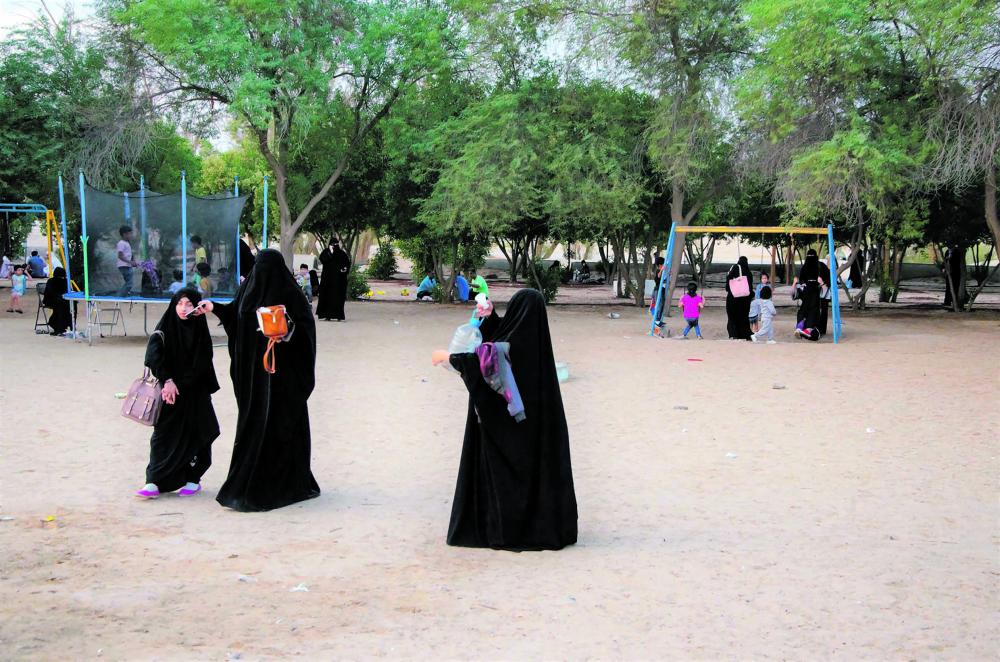 أجواء ربيعية تستقطب العائلات للمسطحات الخضراء