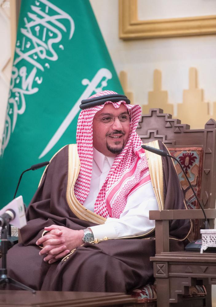 الأمير فيصل بن مشعل يكرم فريق عمل زيارة خادم الحرمين الشريفين للقصيم