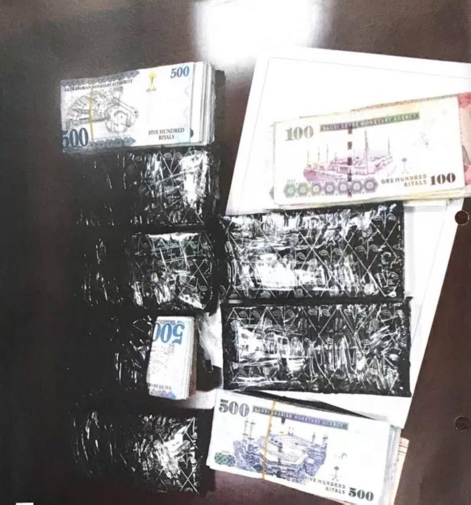 سائق يحاول تهريب 400 ألف ريال فى ملابسه الداخلية