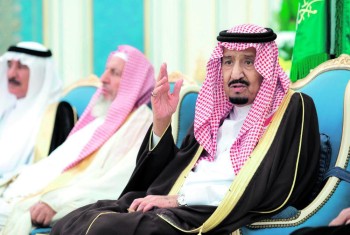 الملك يستقبل الأمراء والمفتي والعلماء وجمعا من المواطنين