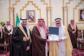 الأمير فيصل بن مشعل يكرم فريق عمل زيارة خادم الحرمين الشريفين للقصيم
