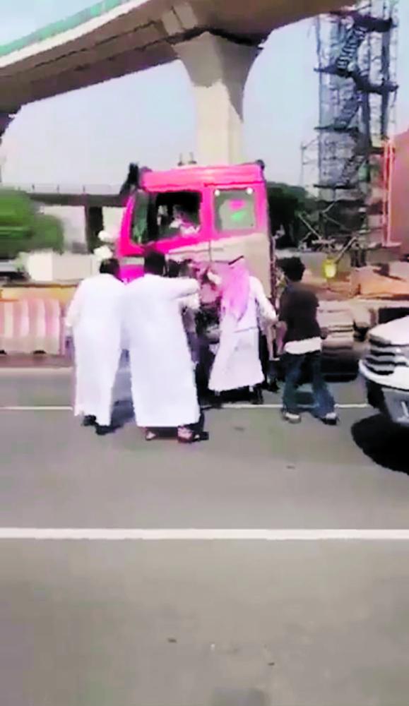 صهريج يصدم 16 سيارة بـ «دائري الرياض»