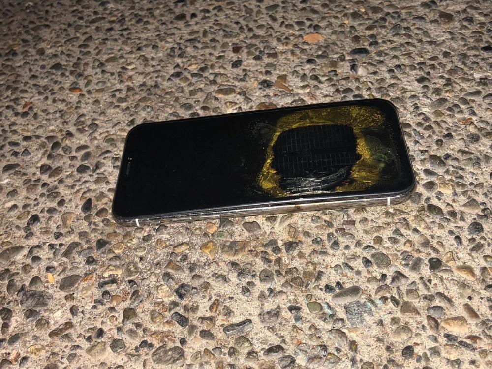 بالصور.. انفجار أول «آيفون X»