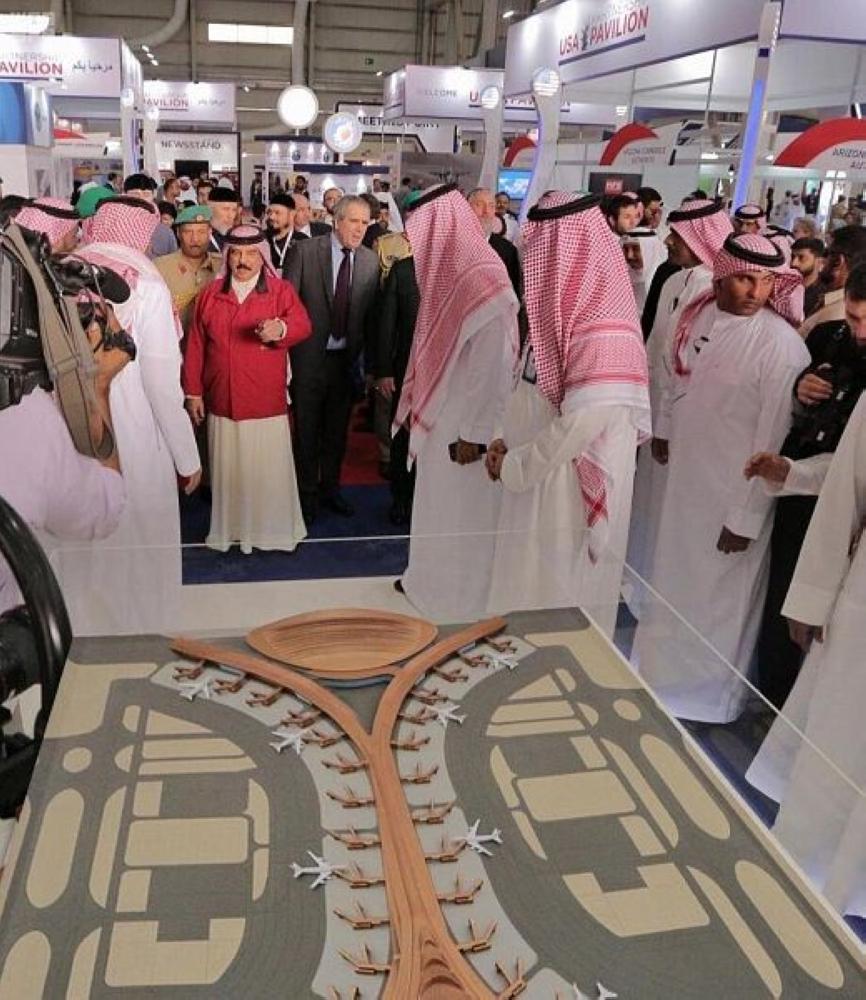 ملك البحرين يزور جناح هيئة الطيران المدني