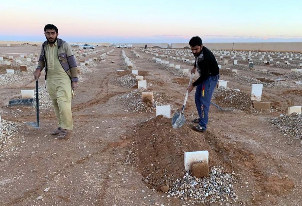 إعادة دفن قبور القيصومة المتأثرة بالأمطار