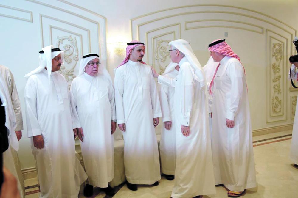 جموع المعزين تتوافد على مقر عزاء «خاشقجي»