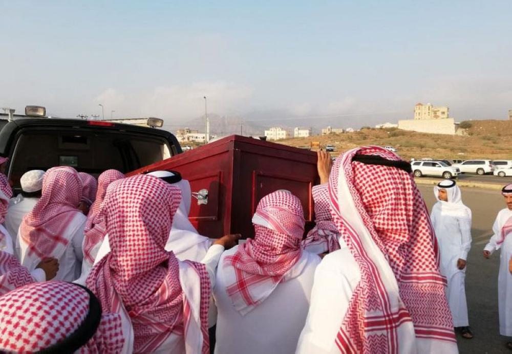 جموع المصلين تؤدي صلاة الميت على الشهيد «المنيخري»