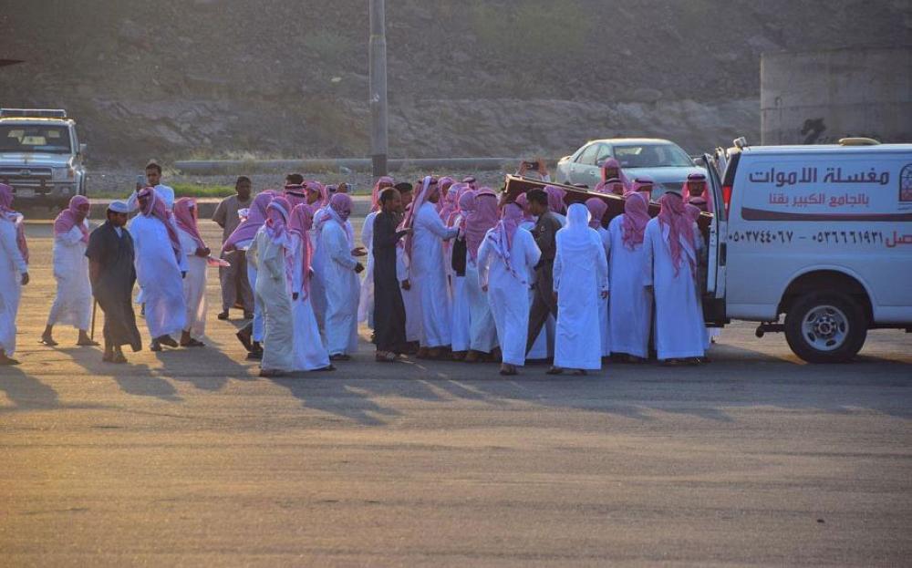 جموع المصلين تؤدي صلاة الميت على الشهيد «المنيخري»
