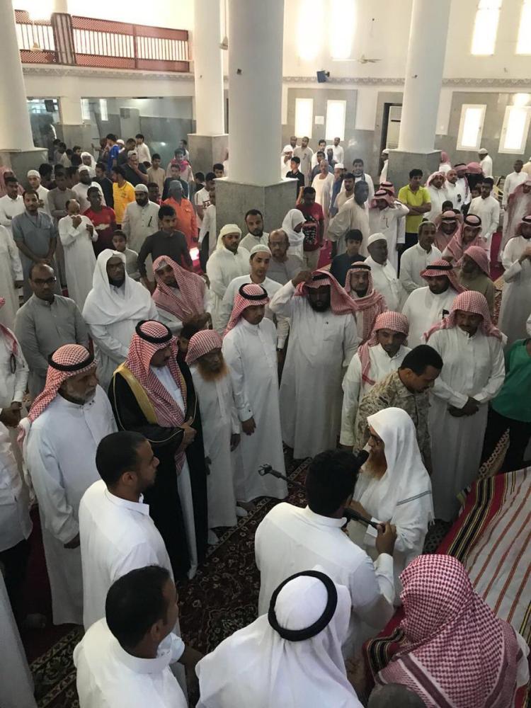 محافظ ضمد يؤدي صلاة الميت على الشهيد «معافا»