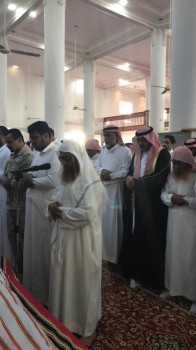 محافظ ضمد يؤدي صلاة الميت على الشهيد «معافا»